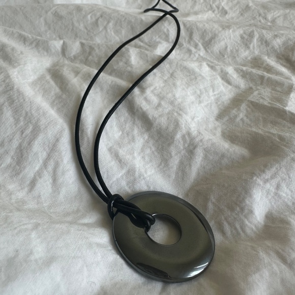 Vintage stylish elegant leather cord dark grey onyx donut pendant necklace - Picture 2 of 11